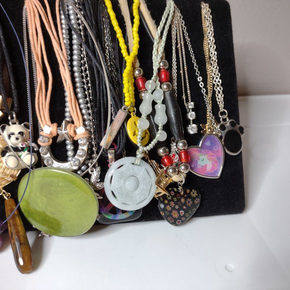 Lot Of Over 30 Pendant Necklaces. As Is. - Picture 4 of 16